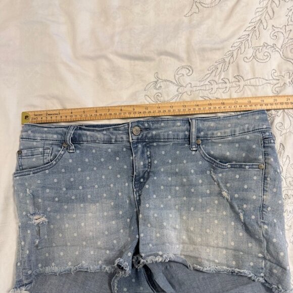 Torrid Women's Jean Shorts Light Wash Distressed Denim Shorts Sz 16 - Picture 7 of 11